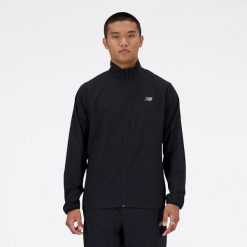 Kurtka męska New Balance MJ41062BK – czarna. Czarne kurtki treningowe męskie New Balance, m, bez wzorów, z materiału, bez kaptura, do biegania. Za 399.99 zł.