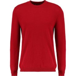 Samsøe & Samsøe GEES ON Sweter rhubarb. Czerwone swetry męskie Samsøe & Samsøe, z materiału. W wyprzedaży za 399.20 zł.