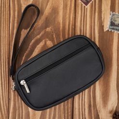 Saszetka męska skórzana do paska lub do ręki czarna Abruzzo ABR-39. Czarne saszetki męskie bez wzorów, ze skóry. Za 79.00 zł.