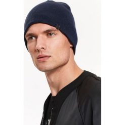 CZAPKA MĘSKA Z CIENKIEJ DZIANINY. Szare czapki męskie marki TOP SECRET, na jesień, bez wzorów, z dzianiny. W wyprzedaży za 9.99 zł.