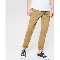 Materiałowe spodnie chino - Beżowy. Spodnie na co dzień męskie marki House. W wyprzedaży za 39.99 zł.