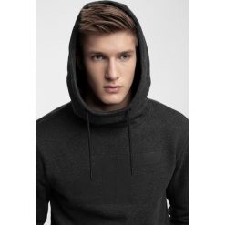 Bluza męska BLM301 - ciemny szary melanż. Bluzy nierozpinane męskie marki 4f. W wyprzedaży za 99.99 zł.