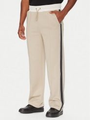 Guess Spodnie dresowe Z5YB14 KCRU2 Beżowy Regular Fit. Brązowe spodnie dresowe męskie Guess, z aplikacjami, z dresówki. Za 339.99 zł.