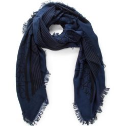 Chusta CALVIN KLEIN - Printed Ck Scarf K60K604704 001. Niebieskie szaliki męskie Calvin Klein, z materiału. Za 229.00 zł.