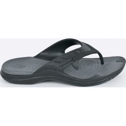 Crocs - Japonki. Klapki i japonki męskie marki Crocs. W wyprzedaży za 99.90 zł.