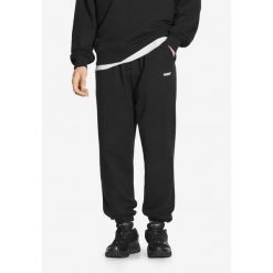 Spodnie dresowe męskie Prosto Infinity. Czarne spodnie dresowe męskie Prosto., bez wzorów, z dresówki. Za 224.99 zł.