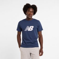 Koszulka męska New Balance MT43906NNY – granatowe. Niebieskie t-shirty sportowe męskie New Balance, m, bez wzorów, z materiału, klasyczne, bez ramiączek. Za 119.99 zł.
