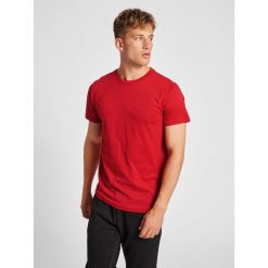 Koszulka bawełniana sportowa Hummel Red Basic T-shirt. Czerwone t-shirty sportowe męskie HUMMEL, l, bez wzorów, z bawełny, sportowe, bez ramiączek. Za 60.00 zł.