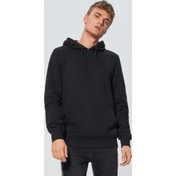 Gładka bluza z kapturem - Czarny. Bluzy nierozpinane męskie marki Cropp. Za 79.99 zł.