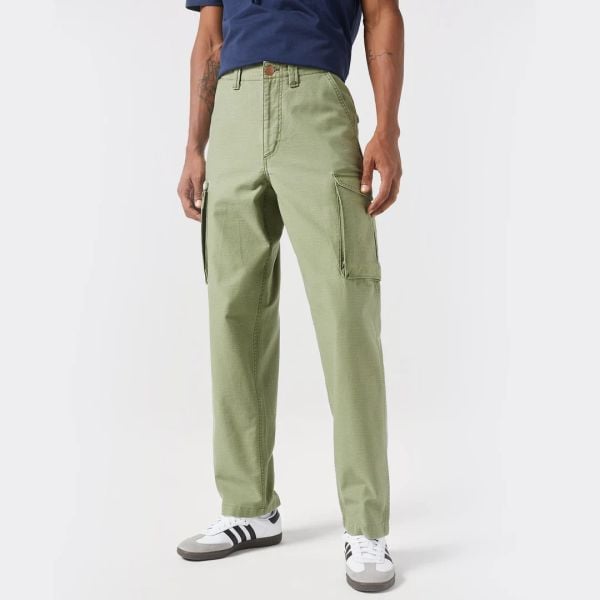 MESKIE SPODNIE WRANGLER CASEY JONES CARGO OLIVE 112350906. Zielone spodnie na co dzień męskie Wrangler, bez wzorów, z bawełny, casualowe. Za 219.99 zł.