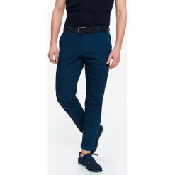 SPODNIE MĘSKIE W STYLU CHINO WE WZÓR O KROJU SLIM. Eleganckie spodnie męskie TOP SECRET. W wyprzedaży za 59.99 zł.
