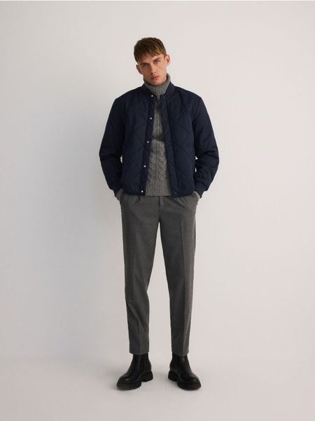 Pikowana kurtka bomber - granatowy. Niebieskie kurtki męskie Reserved, l, bez wzorów, z tkaniny, bez ramiączek, bez kaptura. W wyprzedaży za 99.99 zł.
