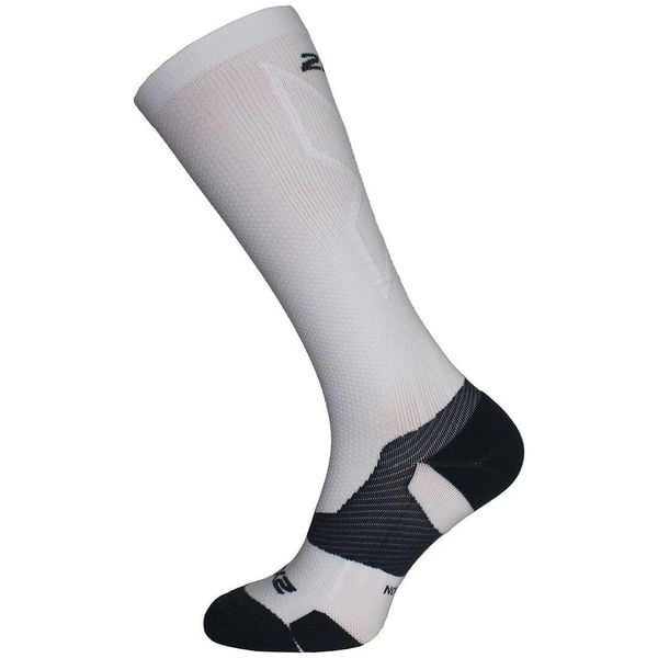 Skarpety o pełnej długości 2XU Vectr L.Cush. Białe buty treningowe męskie 2XU, bez wzorów, bez zapięcia, na fitness i siłownię. Za 240.50 zł.