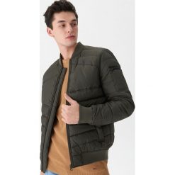 Pikowana kurtka bomberka - Khaki. Kurtki męskie marki House. W wyprzedaży za 99.99 zł.