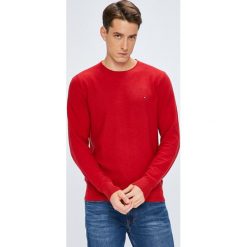 Tommy Hilfiger - Sweter. Czerwone swetry męskie Tommy Hilfiger, z bawełny, z okrągłym kołnierzem, z krótkim rękawem. W wyprzedaży za 319.90 zł.