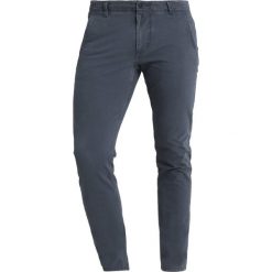 DOCKERS SMART 360 FLEX ALPHA SKINNY Spodnie materiałowe ombre blue. Spodnie na co dzień męskie marki DOCKERS. Za 399.00 zł.