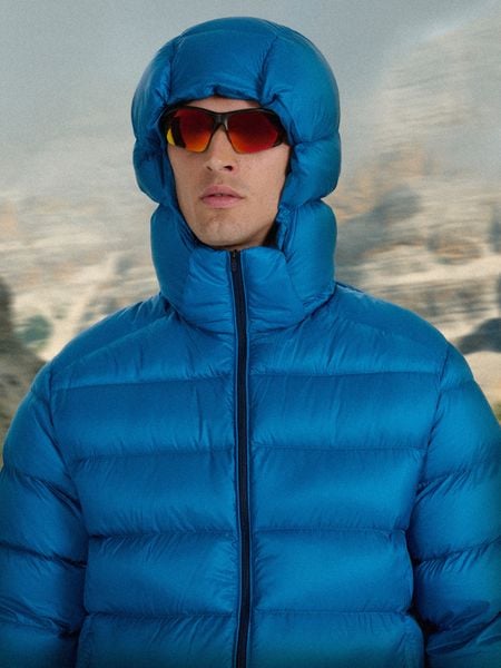 4F Kurtka puchowa trekkingowa z wypełnieniem naturalnym męska - niebieska S. Niebieskie kurtki męskie 4f, m, bez wzorów, z puchu, bez ramiączek, bez kaptura. Za 799.99 zł.