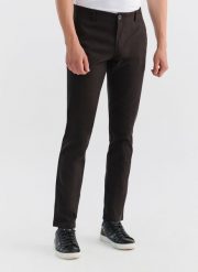 PAKO LORENTE – Ciemnobrązowe spodnie męskie o kroju Slim Fit. Brązowe spodnie na co dzień męskie Pako Lorente, bez wzorów, z bawełny, casualowe. Za 89.99 zł.