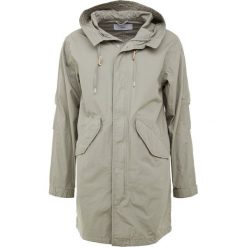 CLOSED Parka pale olive. Płaszcze męskie marki CLOSED. W wyprzedaży za 551.60 zł.