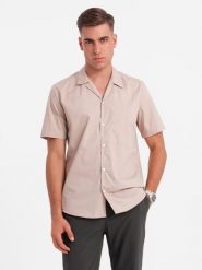 Męska koszula z krótkim rękawem i kubańskim kołnierzem - jasnobrązowa V6 - Rozmiar: XXL. Brązowe koszule męskie Ombre Clothing, na lato, l, bez wzorów, z bawełny, bez kołnierzyka, bez ramiączek. W wyprzedaży za 59.99 zł.