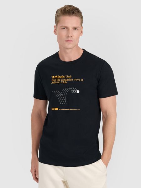 4F T-shirt regular z nadrukiem męski - czarny S. Czarne t-shirty męskie 4f, m, bez wzorów, z bawełny, klasyczne, bez ramiączek. W wyprzedaży za 59.99 zł.