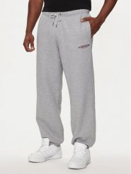 Guess Jeans Spodnie dresowe M4YB18 K9V31 Szary Regular Fit. Szare spodnie dresowe męskie Guess Jeans, z aplikacjami, z bawełny. Za 229.99 zł.
