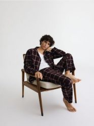 Dwuczęściowa piżama w kratę - mahoniowy. Brązowe piżamy męskie Reserved, l, bez wzorów, z bawełny, bez kołnierzyka, bez ramiączek. Za 159.99 zł.