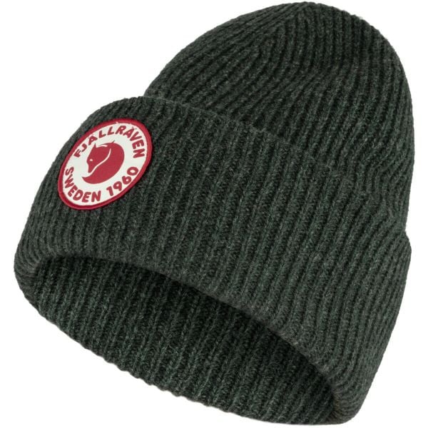 Czapka zimowa Fjallraven 1960 Logo Hat - deep forest. Zielone czapki męskie Fjällräven, na zimę, bez wzorów, sportowe. Za 219.99 zł.
