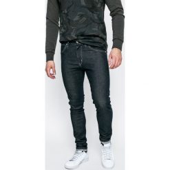 Wrangler - Jeansy Strangler Rinse. Jeansy męskie marki Wrangler. W wyprzedaży za 229.90 zł.