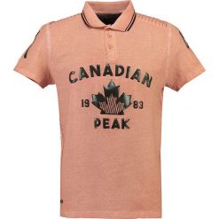 Koszulka polo "Kailand" w kolorze koralowym. Koszulki polo męskie marki Canadian Peak. W wyprzedaży za 107.95 zł.