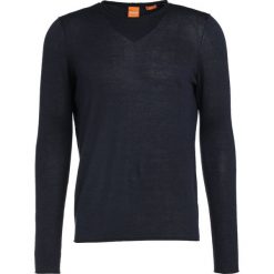 BOSS CASUAL KAMIRO SLIM FIT Sweter dark blue. Niebieskie kardigany męskie marki BOSS CASUAL, z bawełny. W wyprzedaży za 343.20 zł.
