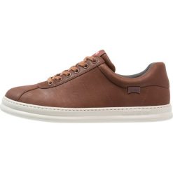 Camper RUNNER Sneakersy niskie medium brown. Brązowe buty sportowe na co dzień męskie Camper, z materiału. W wyprzedaży za 391.20 zł.