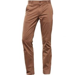 BOSS CASUAL Chinosy beige. Brązowe spodnie na co dzień męskie BOSS CASUAL, z bawełny, casualowe. W wyprzedaży za 398.05 zł.
