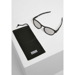 Okulary przeciwsłoneczne Urban Classics 106 uc. Czarne okulary przeciwsłoneczne męskie Urban Classics, bez wzorów, sportowe. W wyprzedaży za 34.50 zł.