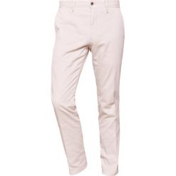 Polo Ralph Lauren SLIM FIT NEWPORT PANT Spodnie materiałowe new sand. Szare spodnie na co dzień męskie Polo Ralph Lauren, z bawełny. W wyprzedaży za 471.20 zł.