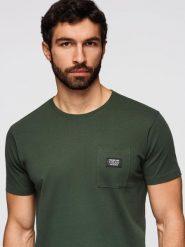 Casualowy męski t-shirt z naszywką na kieszeni – ciemnooliwkowy V4 - Rozmiar: L. Zielone t-shirty męskie Ombre Clothing, l, z aplikacjami, z bawełny, bez kołnierzyka, bez ramiączek. W wyprzedaży za 49.99 zł.