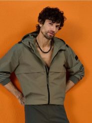 Kurtka techniczna z kapturem i ściągaczami - zielony. Zielone kurtki męskie Sinsay, l, bez wzorów, bez ramiączek, z kapturem. Za 69.99 zł.