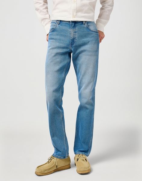 WRANGLER MĘSKIE SPODNIE JEANSOWE WRANGLER GREENSBORO COWBOY HAZE 112364420. Jeansy męskie Wrangler, bez wzorów, z jeansu. Za 199.99 zł.