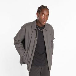 Kurtka męska New Balance MJ43504ACK – szara. Szare kurtki męskie New Balance, m, bez wzorów, z materiału, klasyczne, bez ramiączek, bez kaptura. Za 399.99 zł.