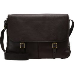 Fossil BUCKNER Torba na ramię dark brown. Torby na laptopa męskie marki Fossil. W wyprzedaży za 911.20 zł.