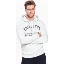 BLUZA MĘSKA TYPU KANGURKA Z NADRUKOWANĄ APLIKACJĄ. Bluzy z kapturem męskie marki TOP SECRET. Za 99.99 zł.