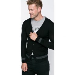 Guess Jeans - Kardigan Carry. Kardigany męskie marki Guess Jeans. W wyprzedaży za 249.90 zł.