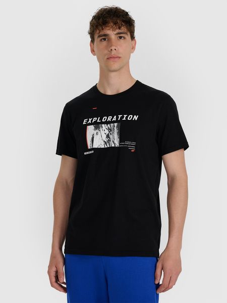 4F T-shirt regular z nadrukiem męski - czarny M. Czarne t-shirty męskie 4f, m, bez wzorów, z bawełny, bez kołnierzyka, bez ramiączek. W wyprzedaży za 59.99 zł.