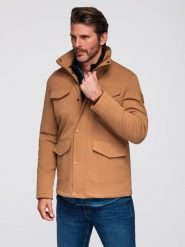 Lekka kurtka męska z kieszeniami i wysokim kołnierzem – brązowa V5 - Rozmiar: XL. Brązowe kurtki męskie Ombre Clothing, m, z aplikacjami, z materiału, klasyczne, bez ramiączek, bez kaptura. W wyprzedaży za 239.99 zł.