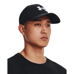 Czapka z daszkiem męska UNDER ARMOUR MEN'S UA BLITZING. Czarne czapki męskie Under Armour, bez wzorów, biznesowe. Za 129.00 zł.