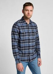 LEE MĘSKA KOSZULA LEE REGULAR SHIRT NAVY 112355697. Niebieskie koszule męskie Lee, m, bez wzorów, bez kołnierzyka, bez ramiączek. Za 159.99 zł.