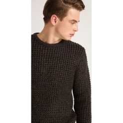 SWETER DŁUGI RĘKAW MĘSKI. Swetry męskie marki TOP SECRET. W wyprzedaży za 39.99 zł.