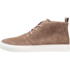 Royal RepubliQ SPARTACUS CHUKKA OUTSOLE Sneakersy wysokie taupe. Buty sportowe na co dzień męskie marki Royal RepubliQ. W wyprzedaży za 503.30 zł.