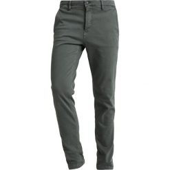 Replay HYPERFLEX ZEUMAR Spodnie materiałowe olive. Spodnie na co dzień męskie marki Replay. Za 829.00 zł.