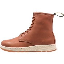 Dr. Martens NEWTON Botki sznurowane oak. Buty zimowe męskie marki Dr. Martens. W wyprzedaży za 356.95 zł.